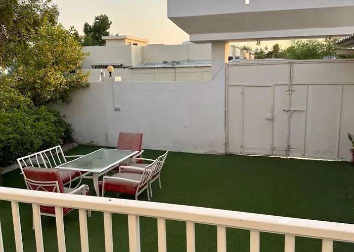 Al Ramla, Na\'Eem Bin Masoud St#8, Villa#10